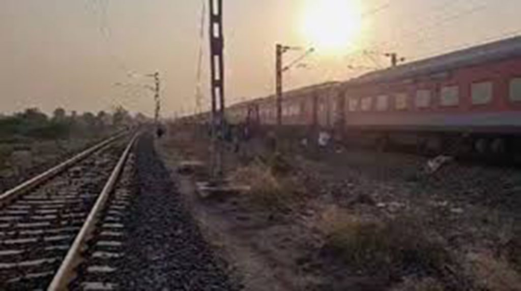 Eight died several injured in after Karnataka express hit Badnera railway station junction in Jalgaon