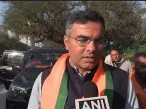 Parvesh Verma alleges Arvind Keijriwal for distributing money in exchange of votes