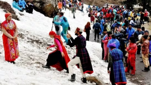 Tourist Crowds Surge at Himachal Pradesh’s Hill Stations for Weekend Getaway