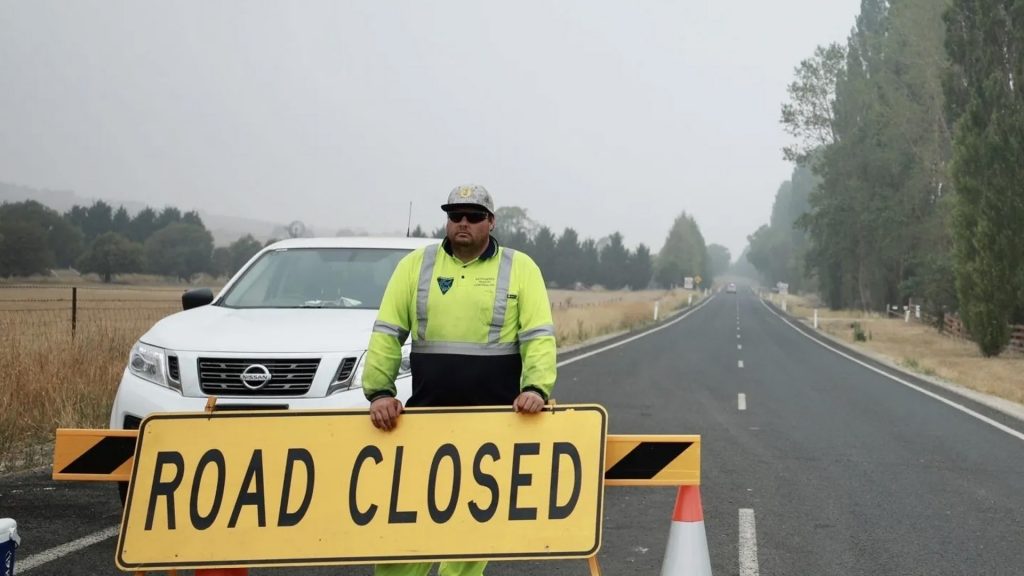 High risk bushfire warning issued for Tasmania on Australian west coast