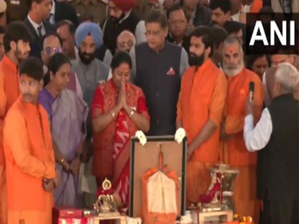 Delhi CM, Cabinet Minister attend evening aarti at Yamuna banks