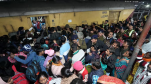 18 killed in stampede at New Delhi railway station