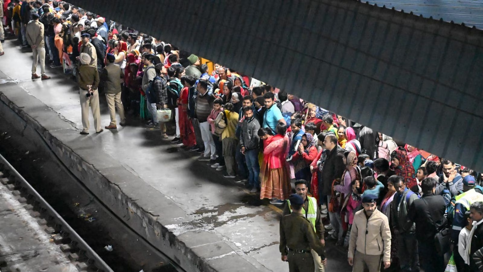 Delhi Police deploy six officers at NDLS for crowd management