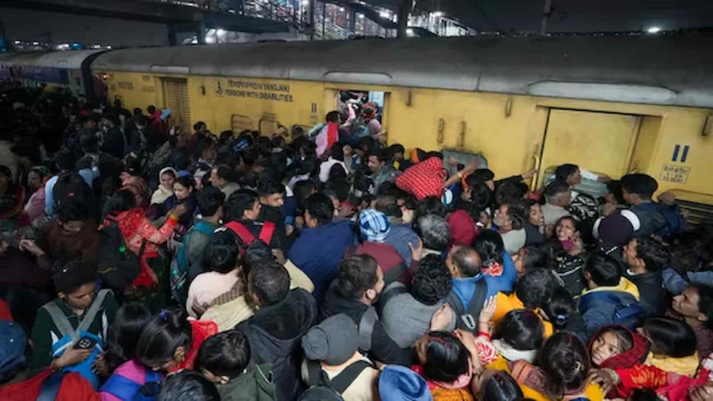 Delhi HC asks Railways to respond to PIL over stampede at New Delhi railway Station