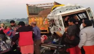 Tempo traveller-truck collision: 2 died, 11 injured