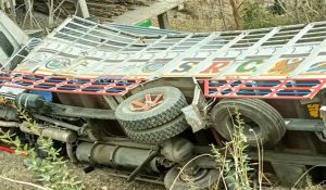 Truck loaded with rods overturned in Theog: Driver rescued after 2 hours of effort
