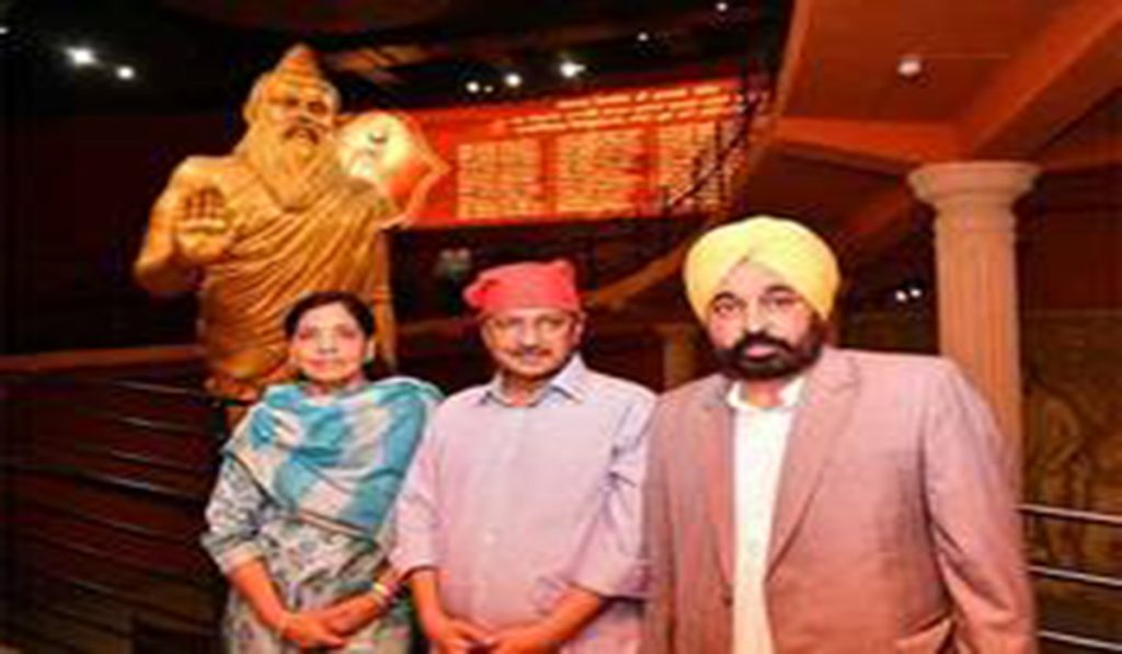 Arvind Kejriwal offers prayers at Lord Valmiki shrine in Amritsar