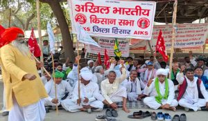 Farmers stage sit-in protest at Hisar Mini Secretariat; Demand withdrawal of agricultural marketing policy