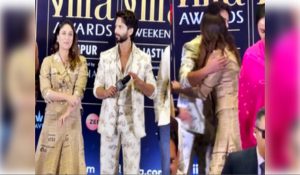 Ex-lovers Kareena and Shahid share a hug in public