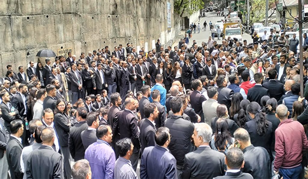 HC lawyers protest over assaulting lawyer by police constable in Himachal, demands action