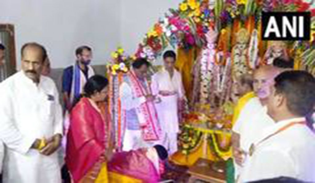 Odisha CM Majhi offers prayers at Ram Temple in Bhubaneswar