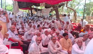 Two-hour protest of retired employees against Pension Bill in Hisar