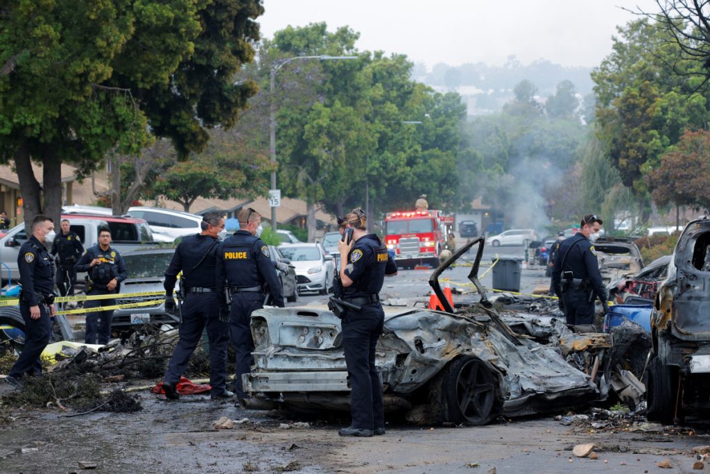 2 killed, 8 injured after small plane crashes in neighbourhood in San Diego