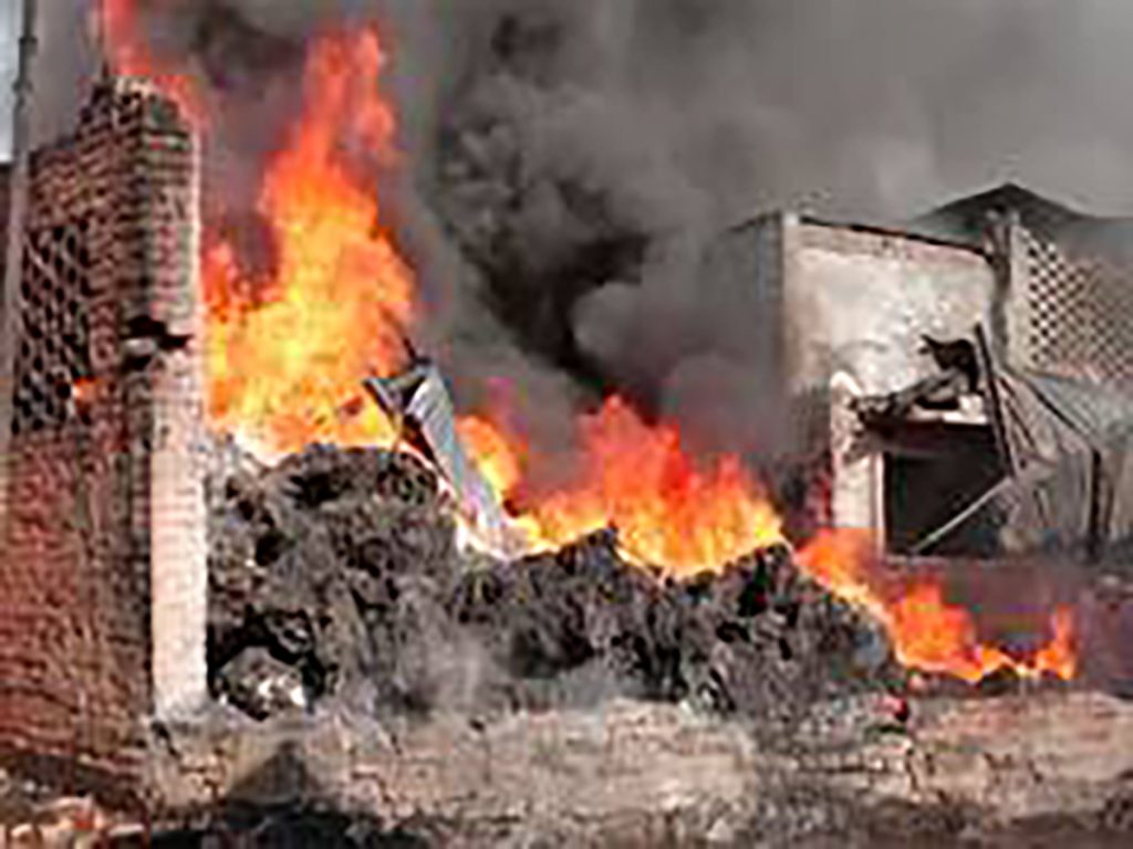 Massive fire erupts at Kanpur Galla Mandi, Five injured