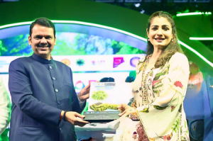 Raveena Tandon honoured by Maharashtra CM Devendra Fadnavis