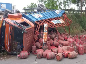 Truck loaded with gas cylinders fell from flyover in Jalandhar