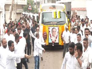 Guard of Honour accorded to Ex-CM Rupani; CM Bhupendra Patel, Ministers pay respects