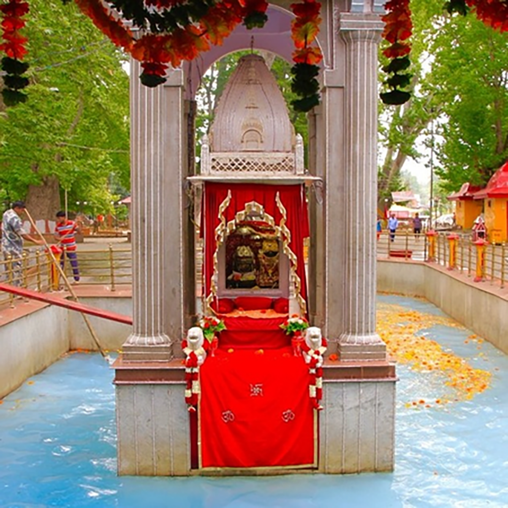 J&K Chief Secretary, DGP ensure security, offer prayers