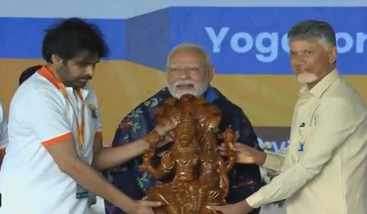 pradhaanamantree narendr modee ko smrti chinh dekar sammaanit karate hue64 / 5,000 Honouring Prime Minister Narendra Modi with a memento