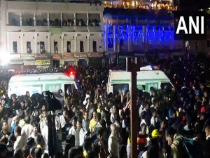 Several devotees collapse due to high humidity during Puri Rath Yatra; prompt medical aid provided