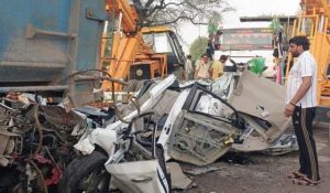 Mahendragarh: 4 people died on the spot in a horrific collision between a car and a truck