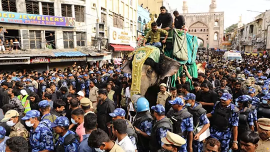 ‘Bibi-Ka-Alam’ passes off peacefully in Hyderabad 