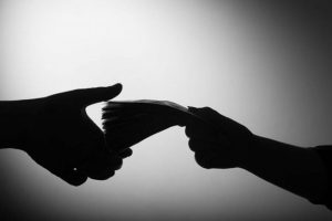 UP: Mathura police caught accepting ₹50,000 bribe, suspended