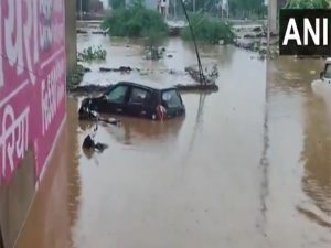 Heavy rainfall triggers severe waterlogging in MP’s Sheopur; vehicles submerged, locals affected