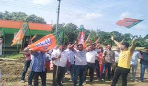 BJP workers protest against Rahul Gandhi’s Assam visit, call him “son of foreign mother”
