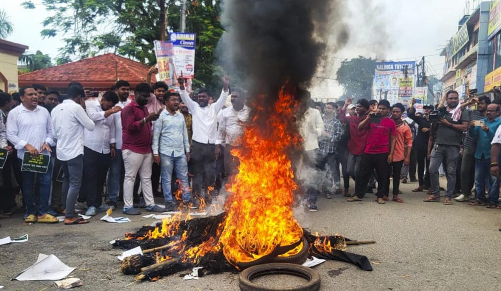 Massive protest in Odisha over student's self-immolation