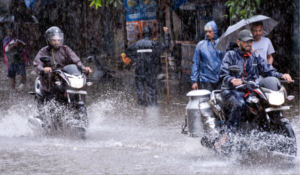 Heavy rainfall lashes parts of Mumbai, waterlogging witnessed