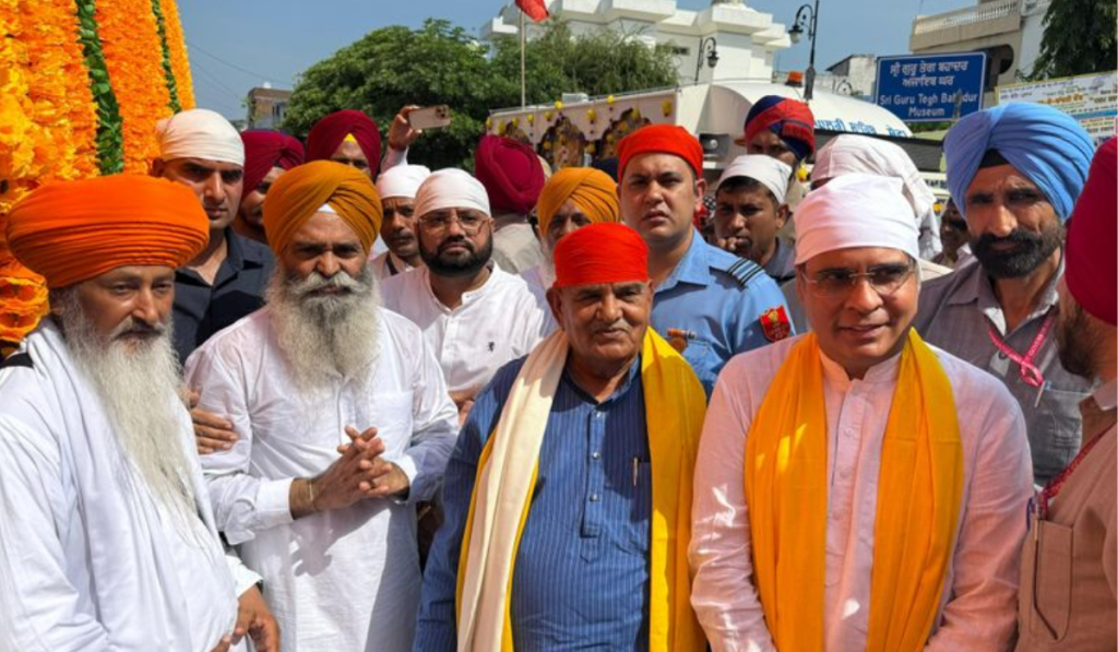 Punjab Governor Kataria pays obeisance at Takht Shri Kesgarh Sahib