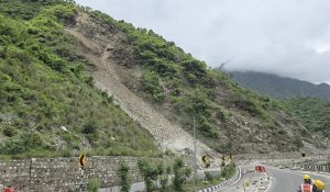 Road blocked in Mandi due to falling stones