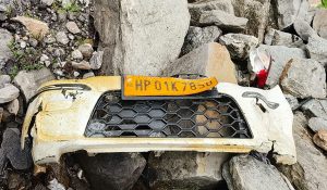 Alto car fell into a ditch near Rohtang, four died on the spot; one injured in critical condition