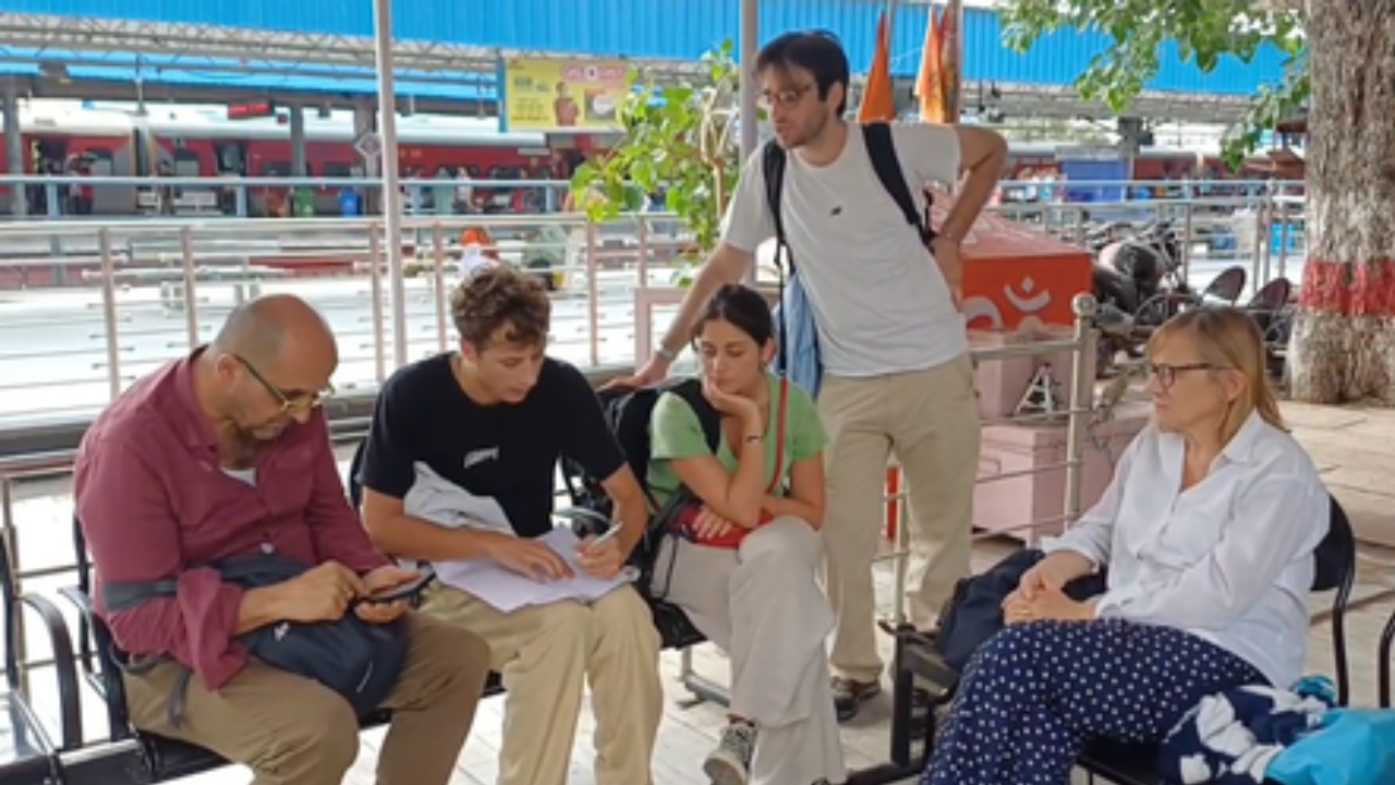 Foreign tourists robbed on Mandore Express, valuables worth Rs 2 lakh stolen
