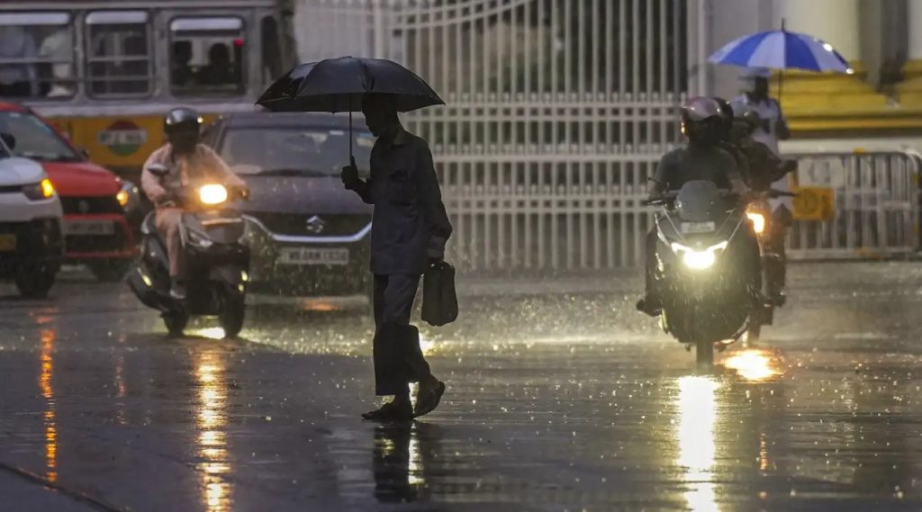 Heavy rain with thundershowers to continue in South Bengal