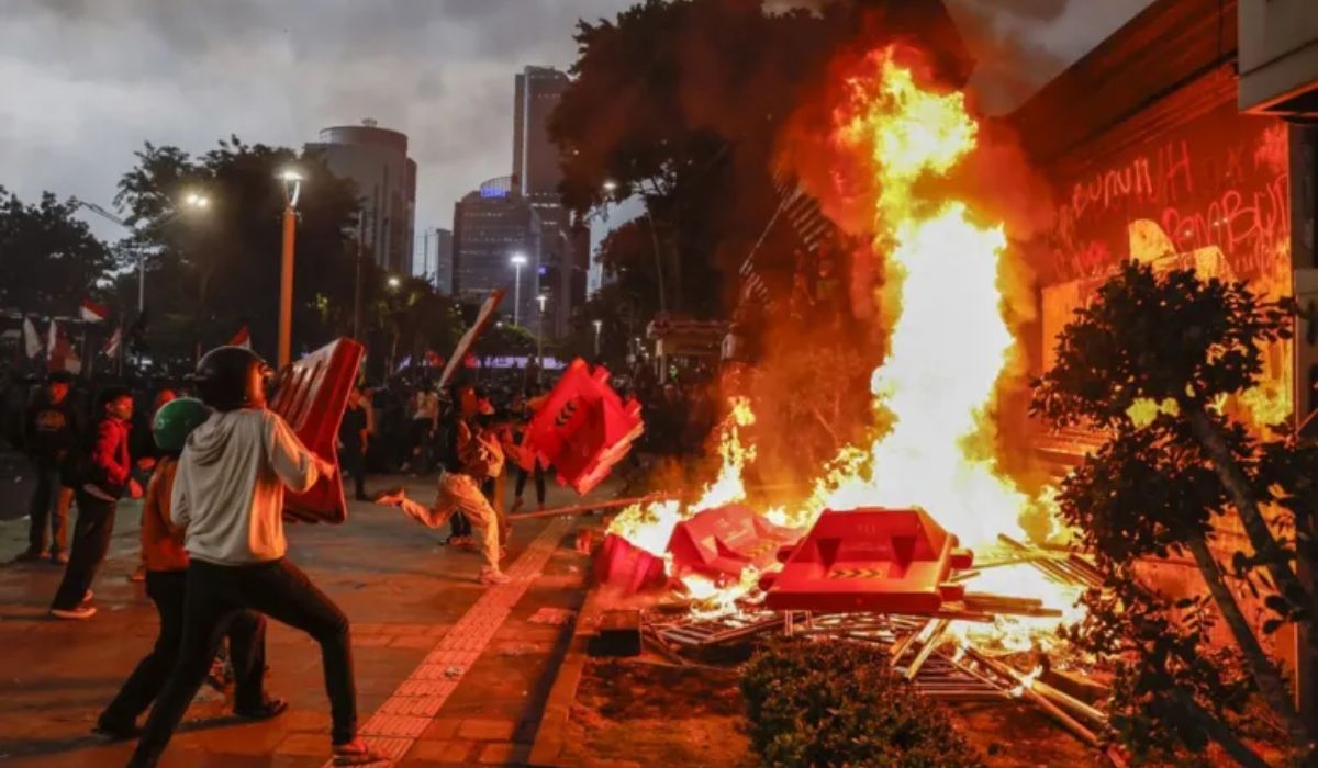 Protesters set fire to Parliament building in Indonesia, 3 people died, 5 injured