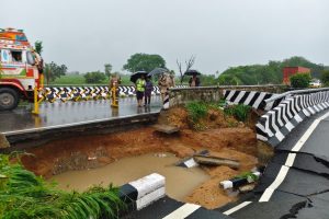 Traffic diverted as heavy rain damages Hyderabad-Nagpur highway