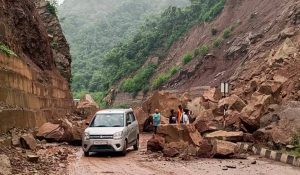 Himachal: 400 roads including Chandigarh-Manali highway blocked due to landslide, alert for heavy rain for four days