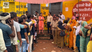 Farmers protest over fertilizer shortage in MP, confine officials for hours