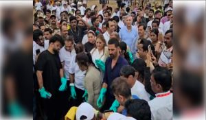 Akshay Kumar cleans up Mumbai’s Juhu beach a day after Ganpati Visarjan