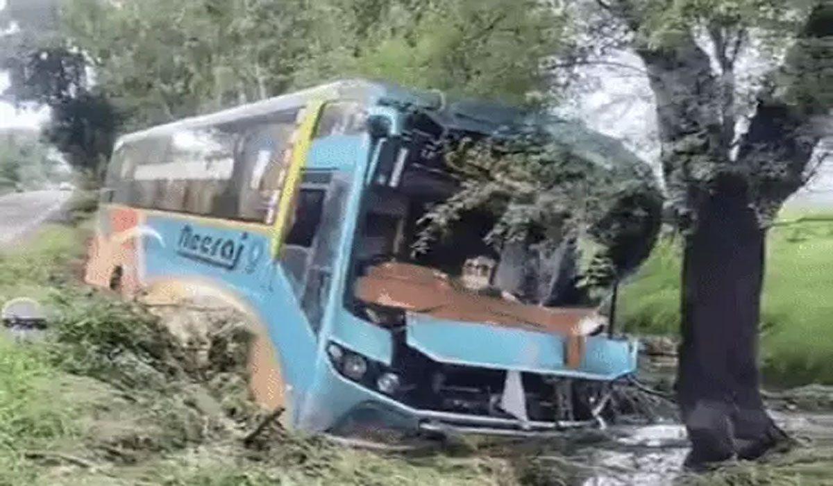 25 passengers safe after sleeper bus hits tree due to potholes in Fatehabad