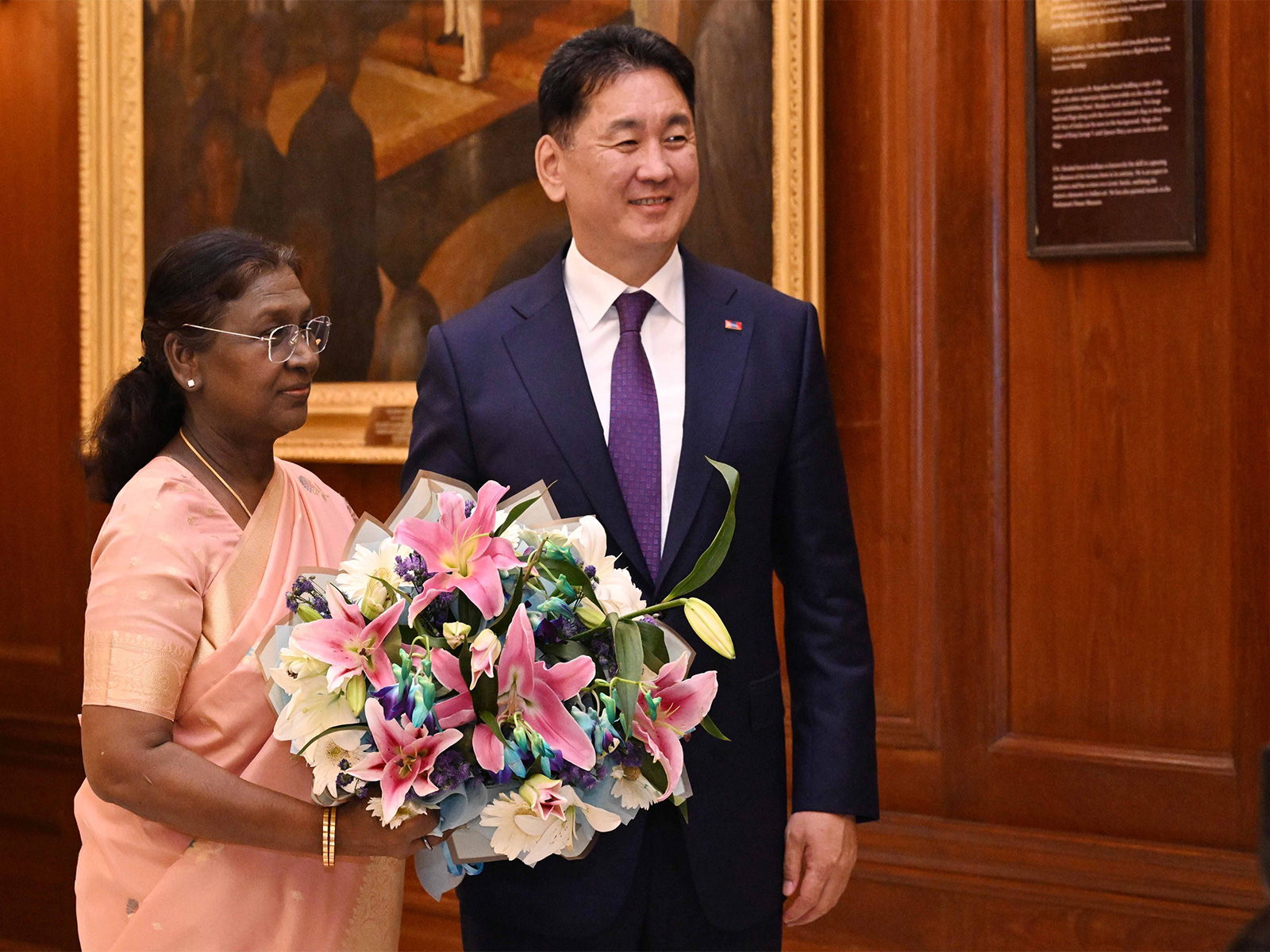 President Droupadi Murmu hosts banquet for Mongolian President