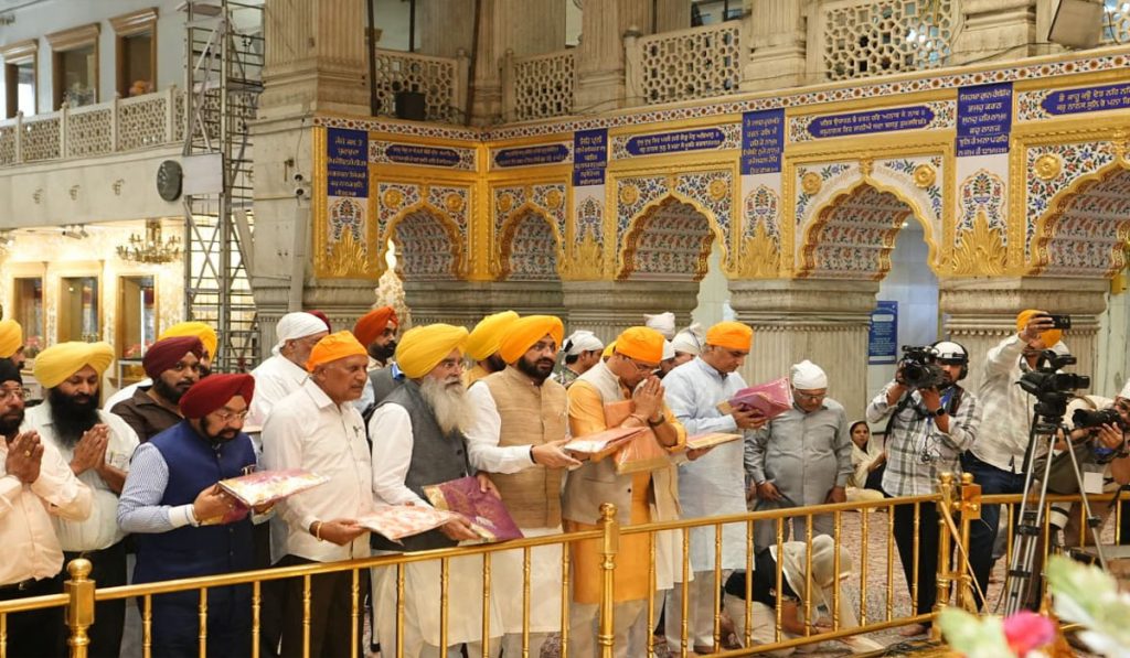 Punjab Ministers Pay Tribute at Gurdwara Sis Ganj Sahib
