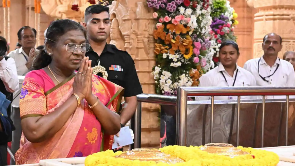 President Murmu offers prayers at Dwarkadhish Temple during Gujarat Visit