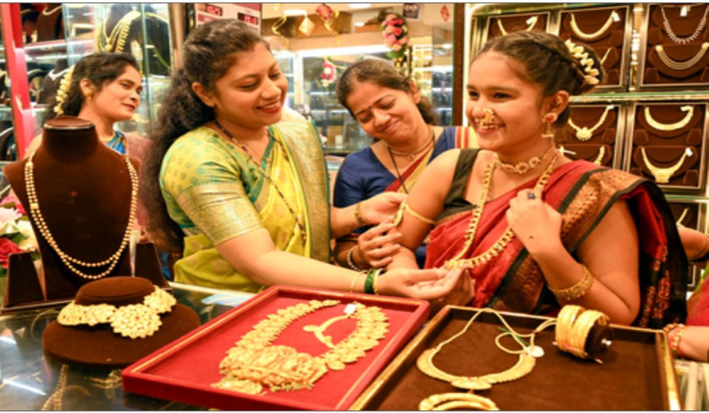 Gold records first weekly loss after nine-week surge
