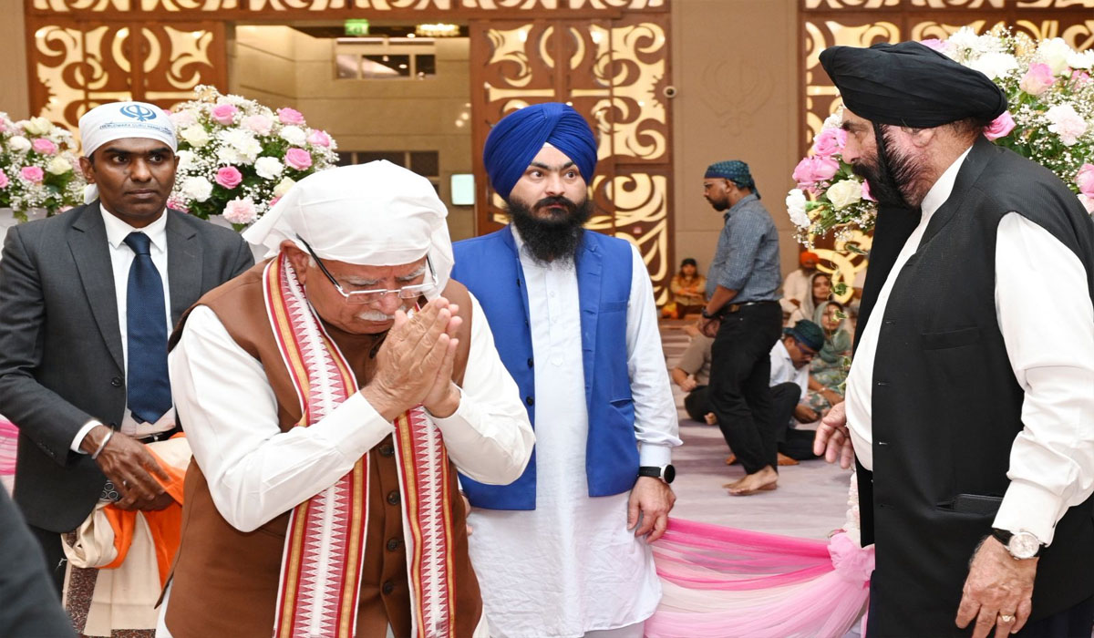 Union Minister Manohar Lal Khattar offers prayers at Gurdwara Guru Nanak Darbar in Dubai