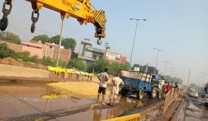 Hisar-Chandigarh NH-52 in bad condition: Trolley carrying paddy overturned