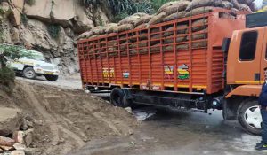Apple-laden truck breaks down in Rampur; traffic disrupts