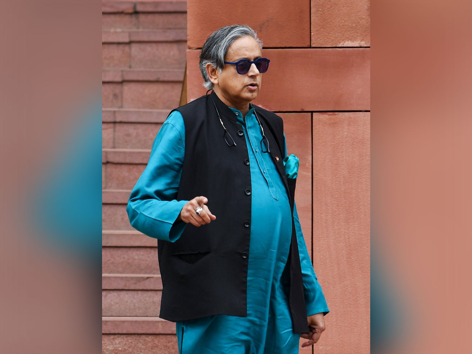 Congress distances itself from Shashi Tharoor’s remarks on LK Advani